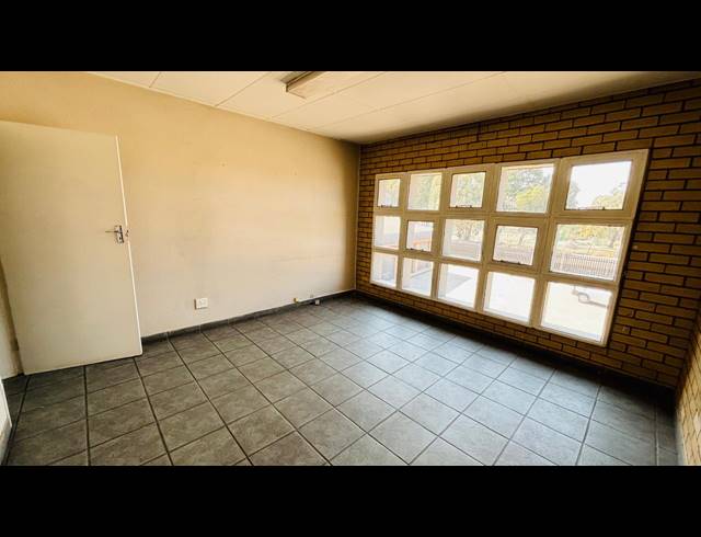 1,100M² WAREHOUSE TO LET IN ROBERTVILLE